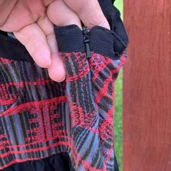 TopShop embroidered tunic, fully lined, 12” side zipper, light, airy summer top - Picture 5 of 9